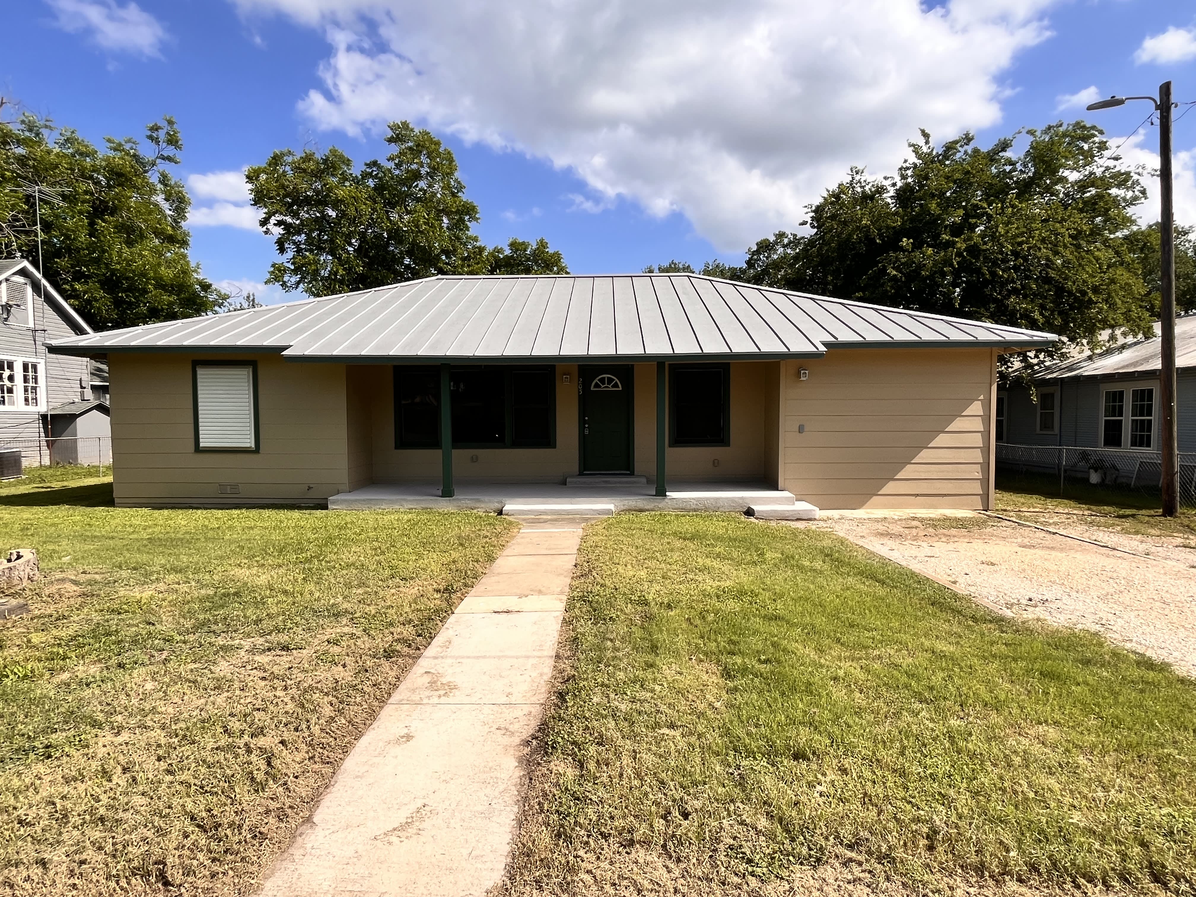 205 W Schulz St – photo 1