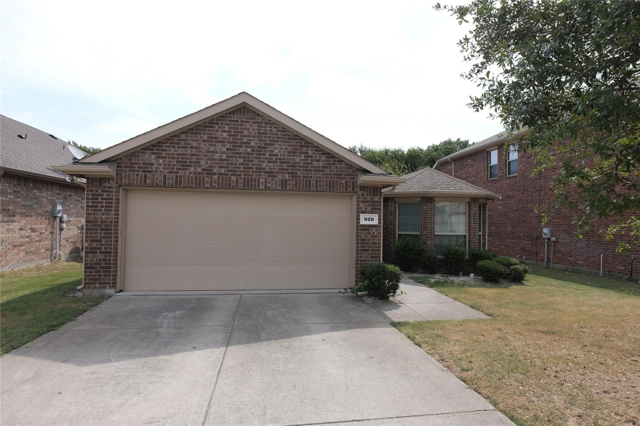 929 Hazels Way – photo 1