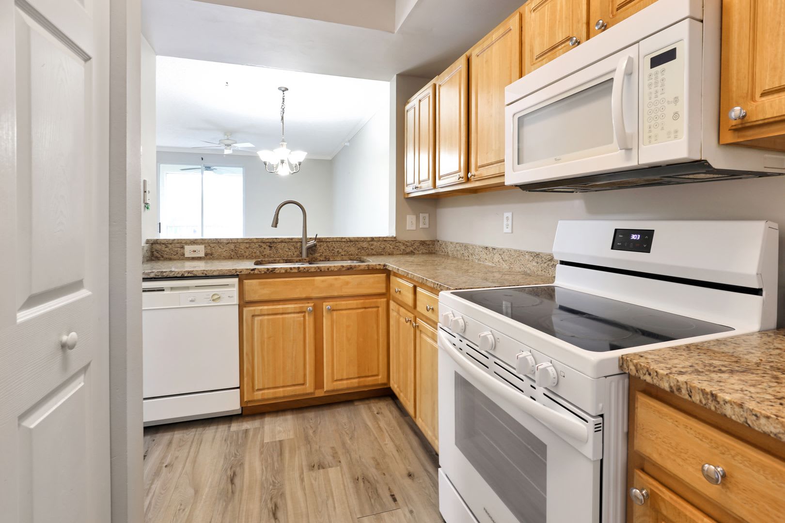 3bd/3bth In Las Palmas, Near UTC w/ Garage – photo 3