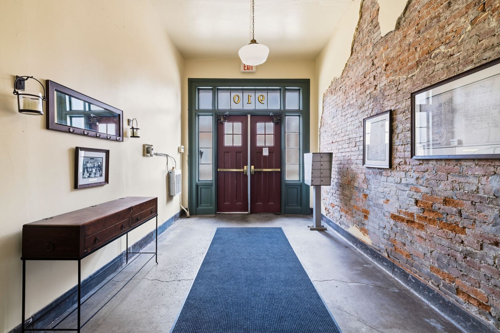 *Beautifully Updated &amp; Unique 1BD/2BA Condo Unit Available in South Side* – photo 5