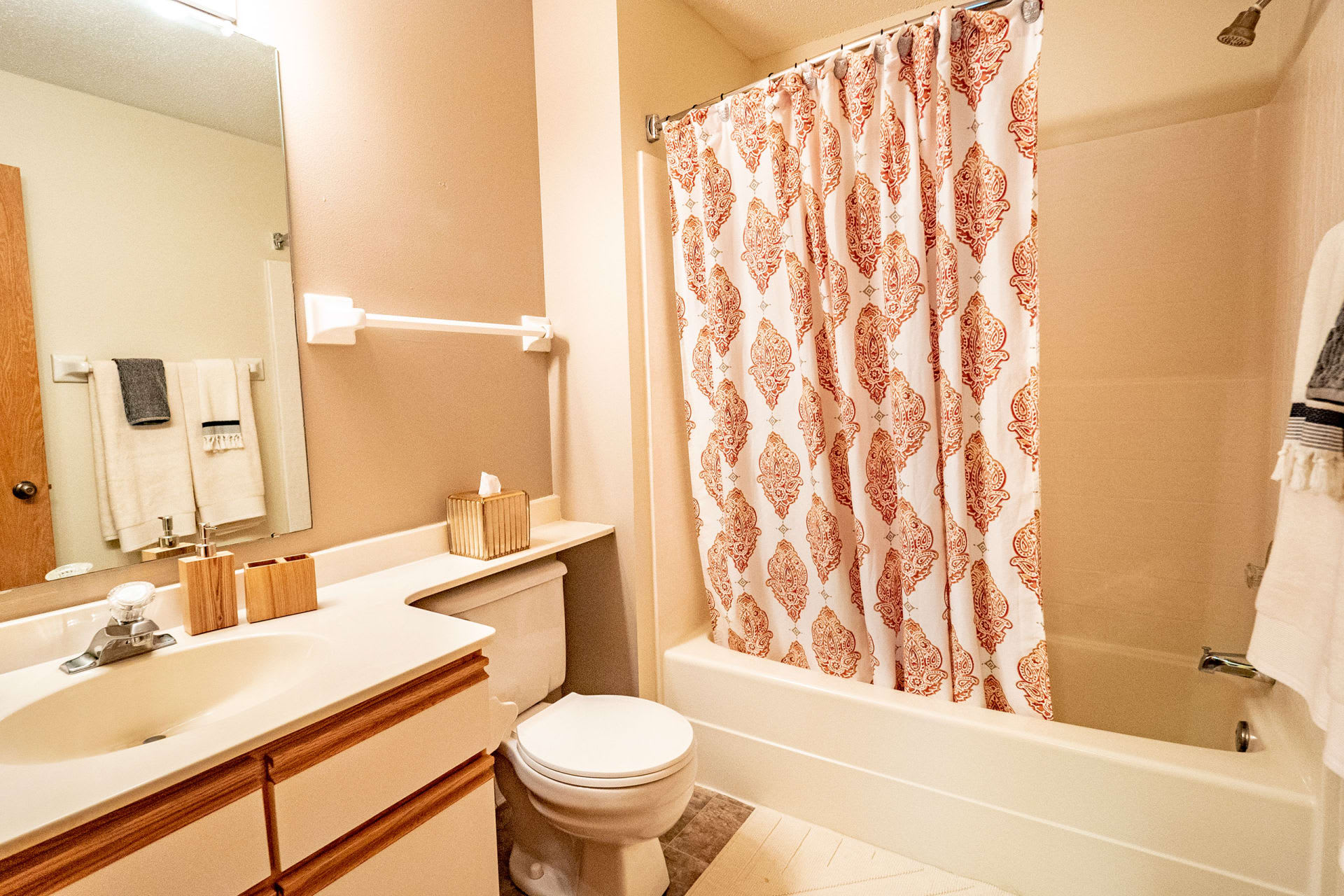 Plymouth Square At 37Th Apartments – photo 4