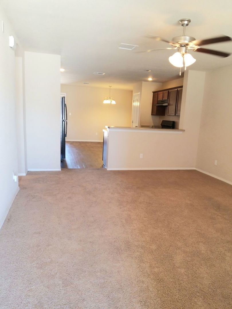 Adorable 3 Bedroom 2 Bath Townhouse in Eastside El Paso!! – photo 2
