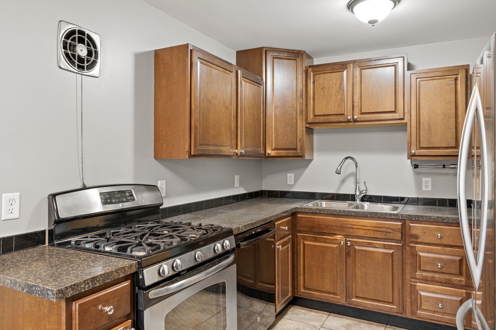Beautiful 3BR/2Bath House Available Oct 1 – photo 4