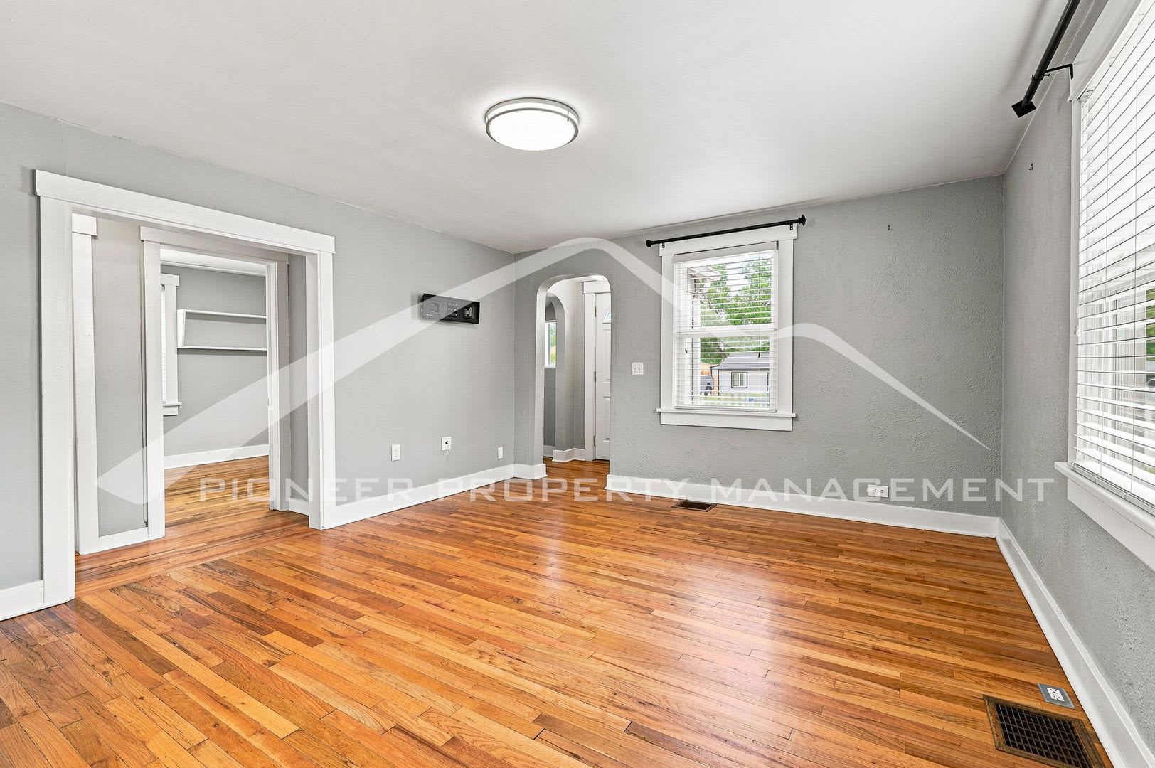Lovely Single Family Home With Central AC and a Large Yard – photo 4