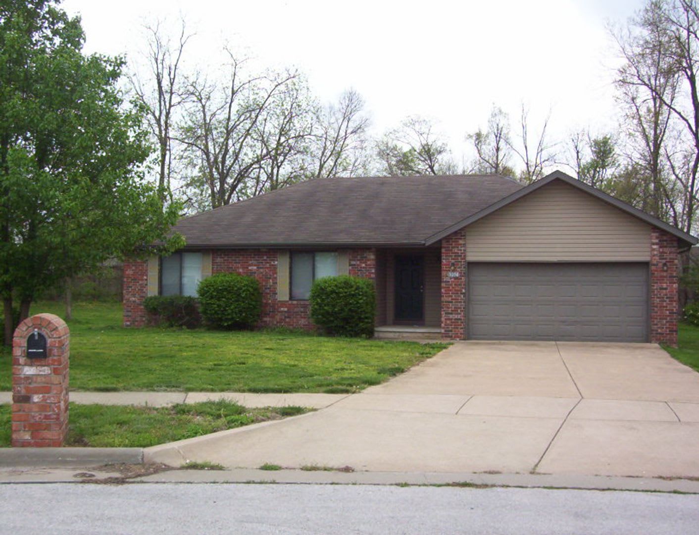 Adorable Three Bedroom House In Quiet Neighborhood – photo 1