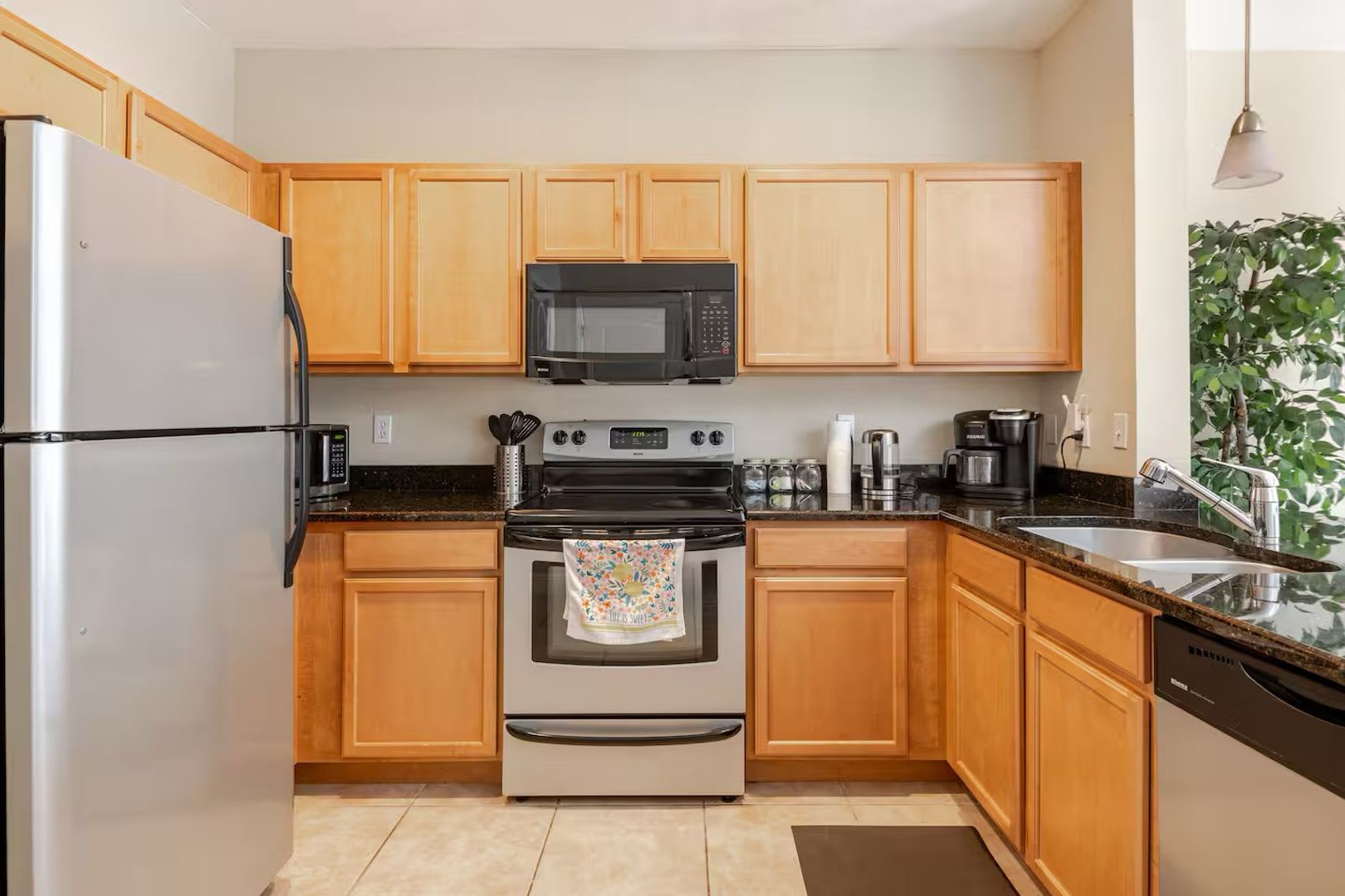 Fully Furnished 3-Bedroom/3-Bath Townhome – photo 4