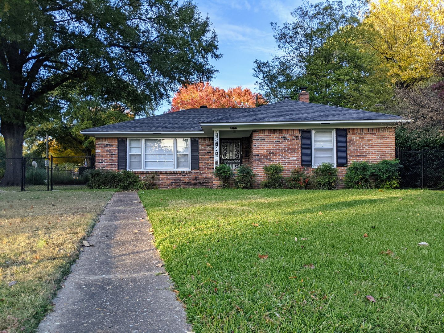 Brick Ranch Charmer With Hardwoods In Unit Laundry Fenced Yard Available Now – photo 2