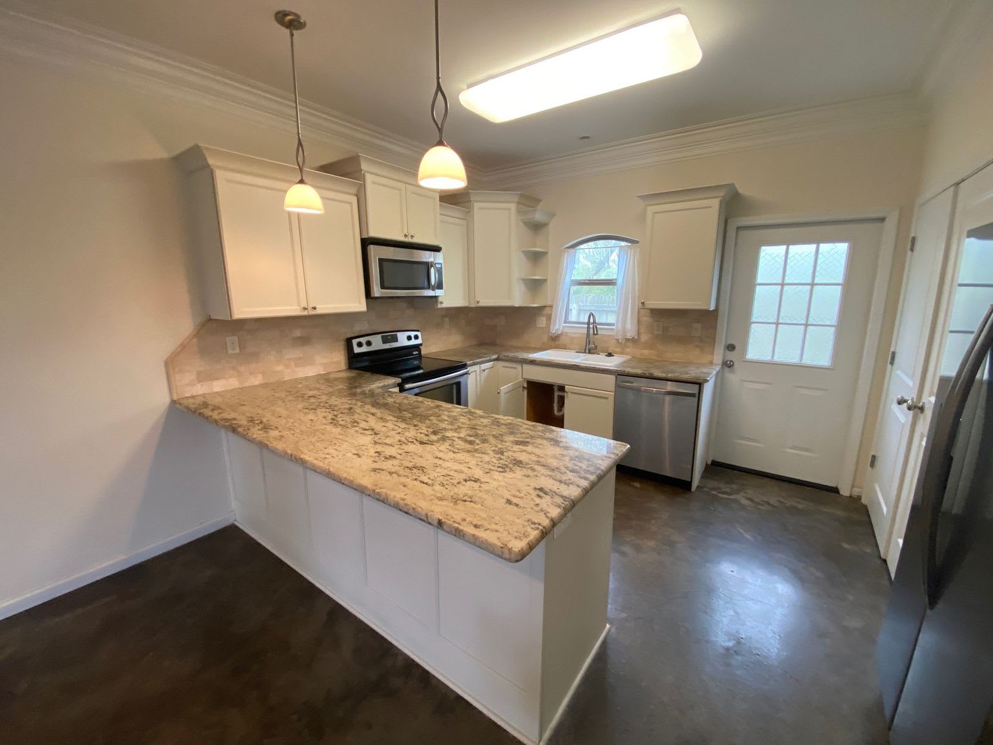 GORGEOUS 2BR/2.5BA Townhome located off of Kaliste Saloom Rd near Ambassador – photo 2