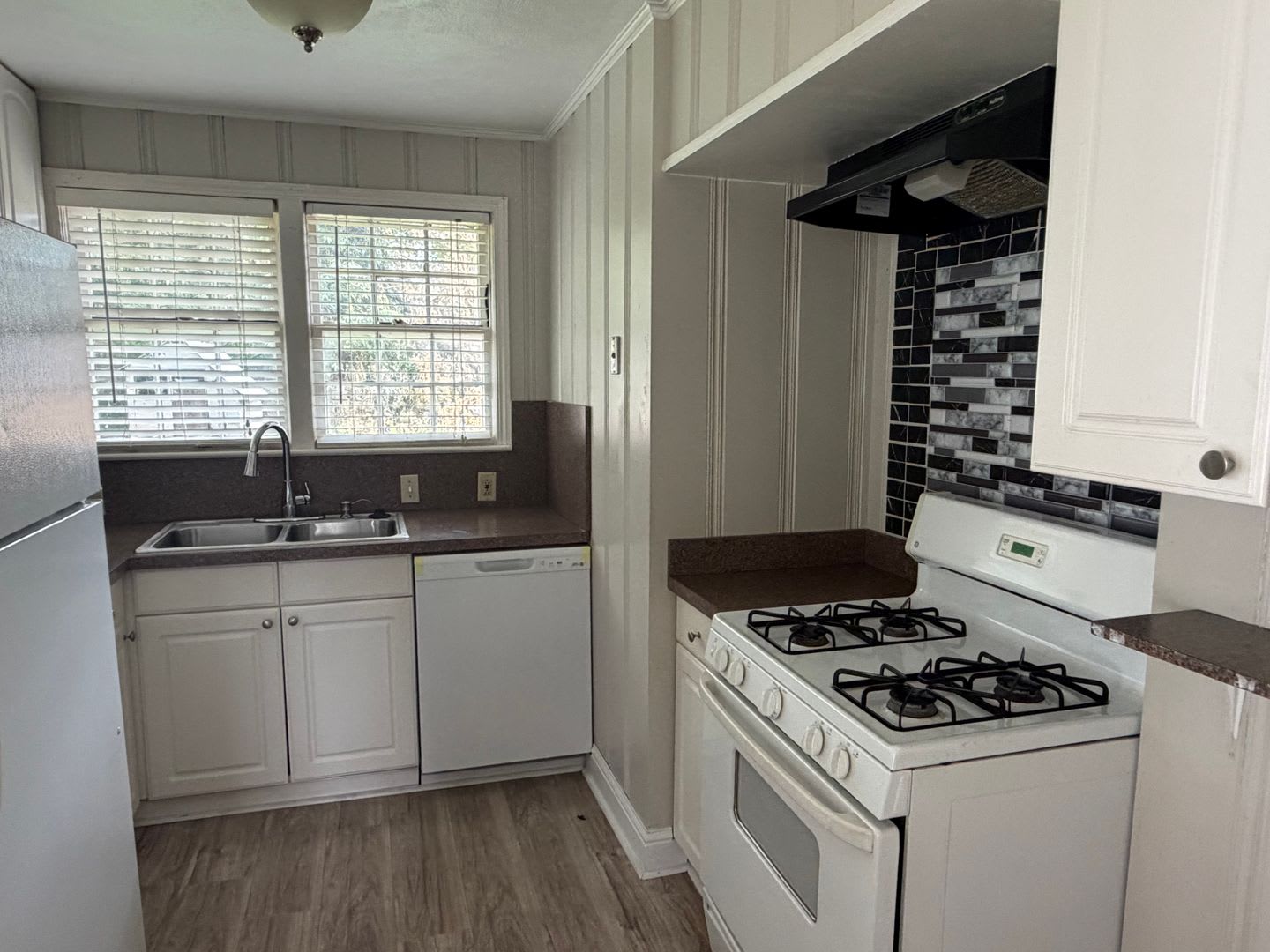 Beautiful 3 Bedroom Home in Broadmoor – photo 3