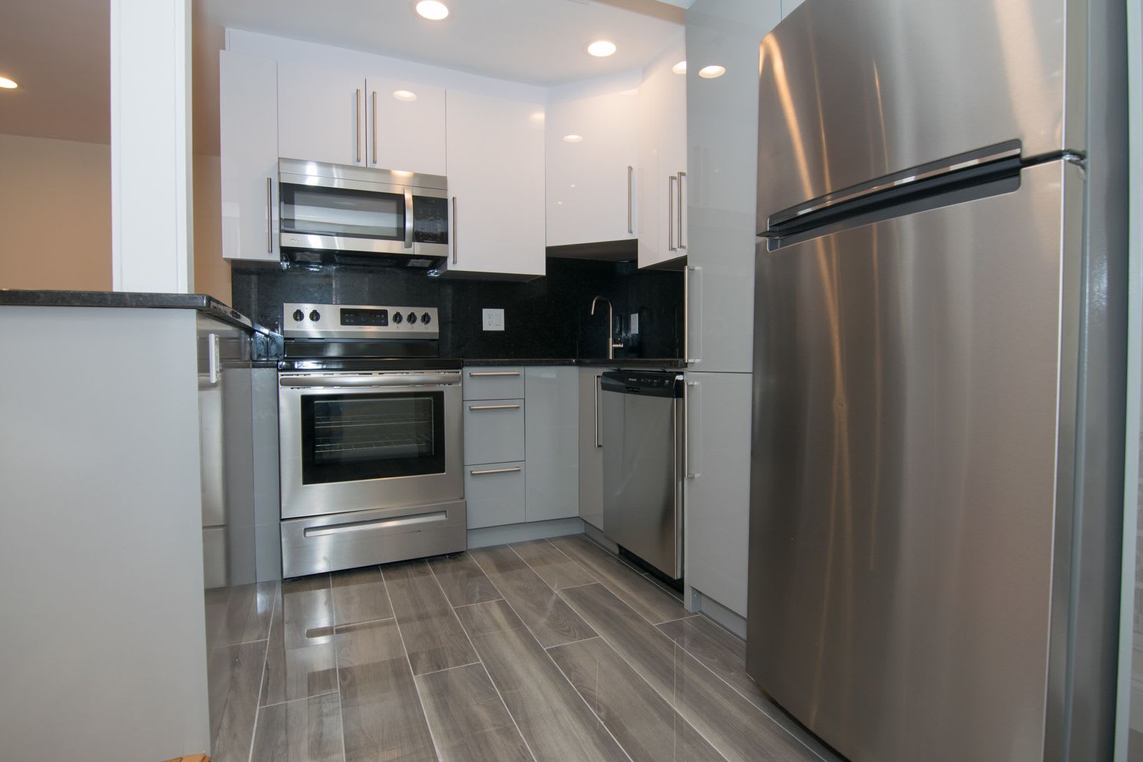 Nicely renovated 3 bed unit in Brookline – photo 3