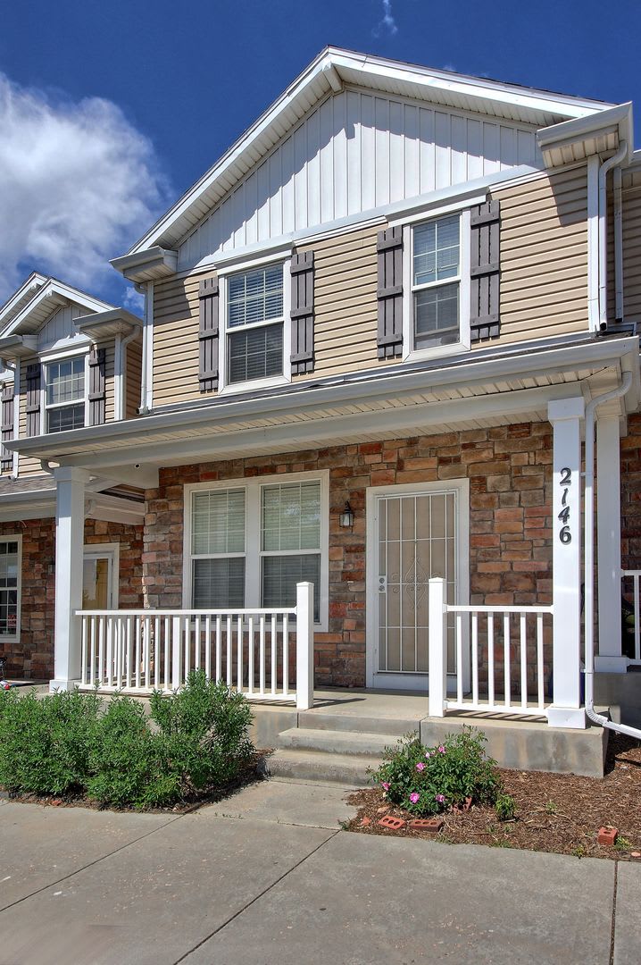 Beautiful 2 Bedroom Townhome with Mountain Views in The Bluffs at Springs Creek! – photo 4