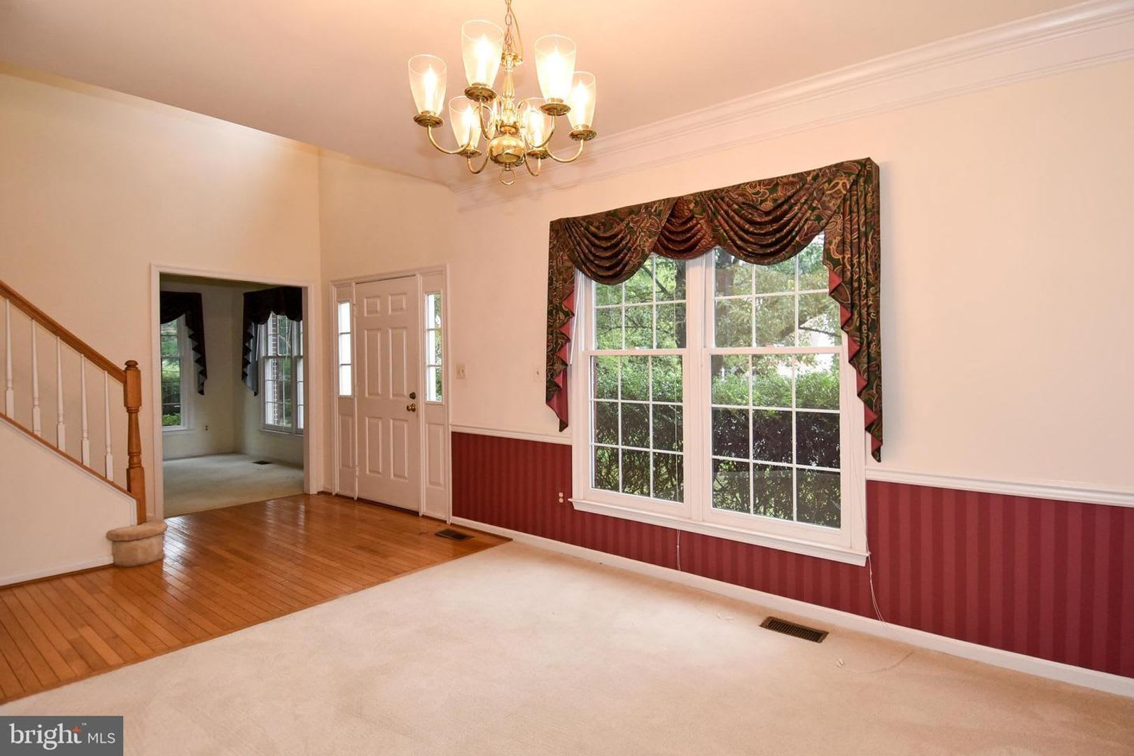 Elegant Brick Colonial on Quiet Cul-de-Sac—Spacious, Bright, and Private! – photo 5