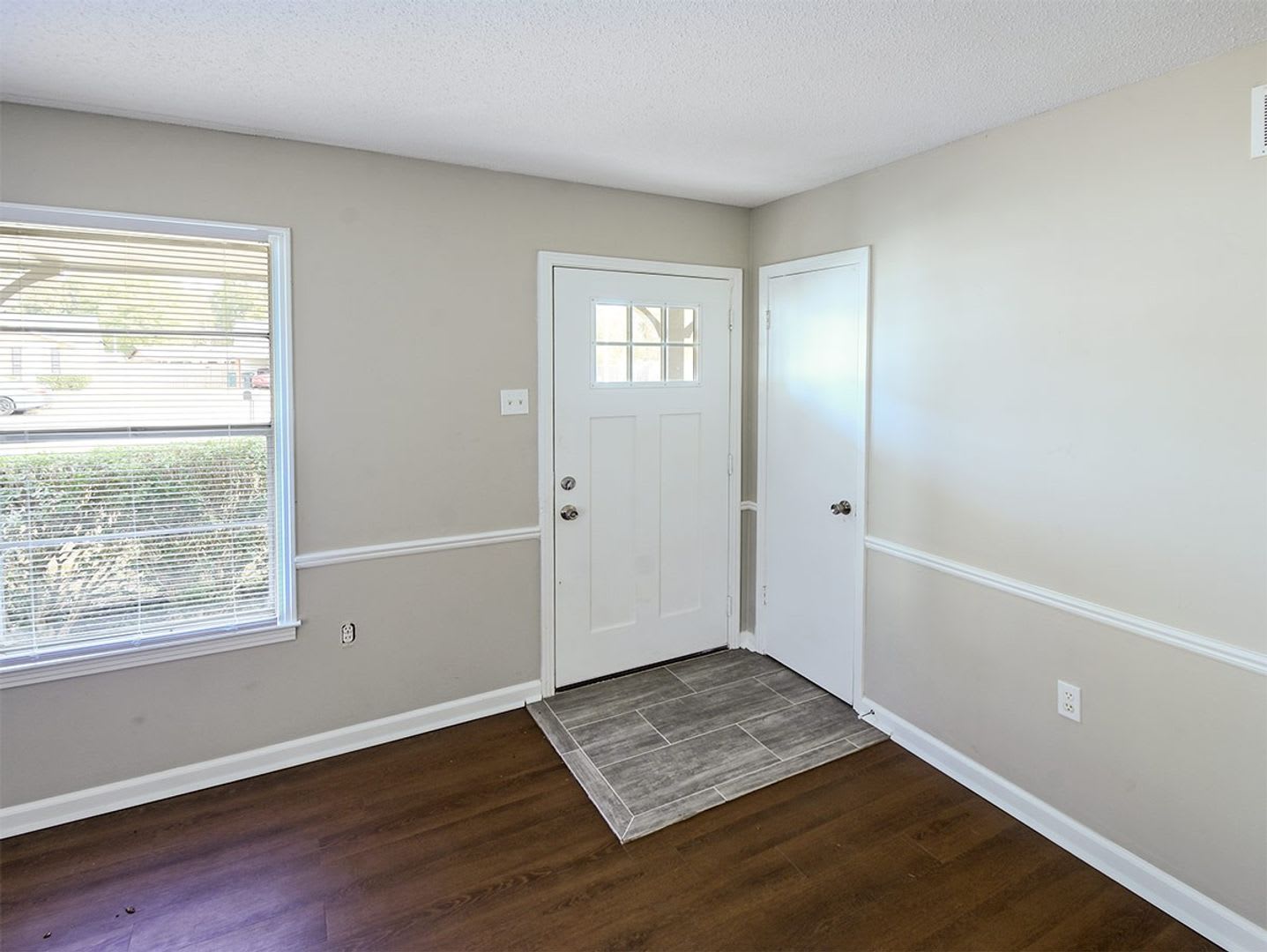 Fully updated 3 bed, 1.5 bath home with wonderful curb appeal north of Memphis. – photo 2