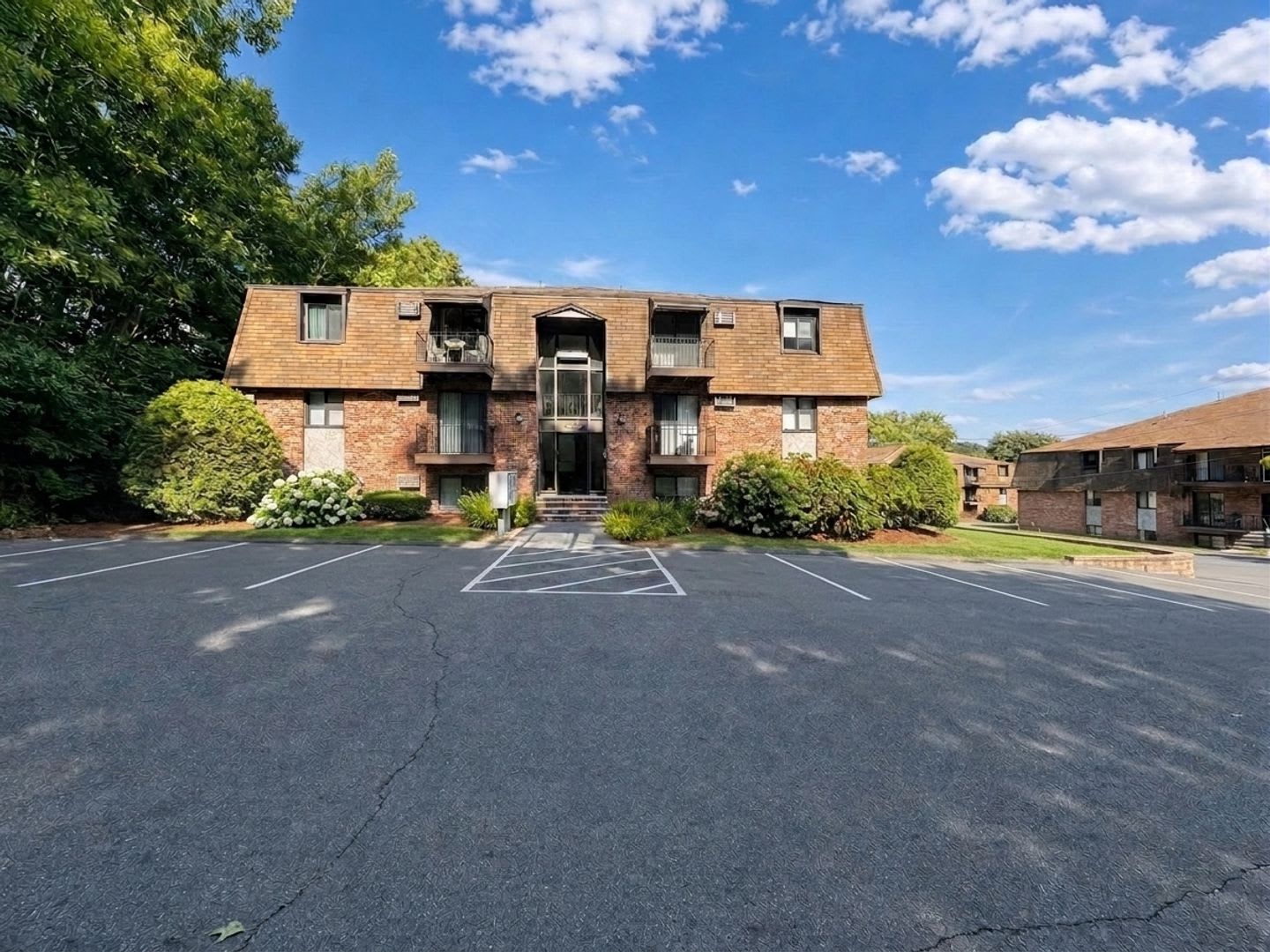 Welcome To 645 W Lowell Ave Unit 16 A Beautifully Updated 2 Bedroom 1 Bath Condominium Offering Modern Finishes A Private Balcony And Heat Hot Water Included – photo 3