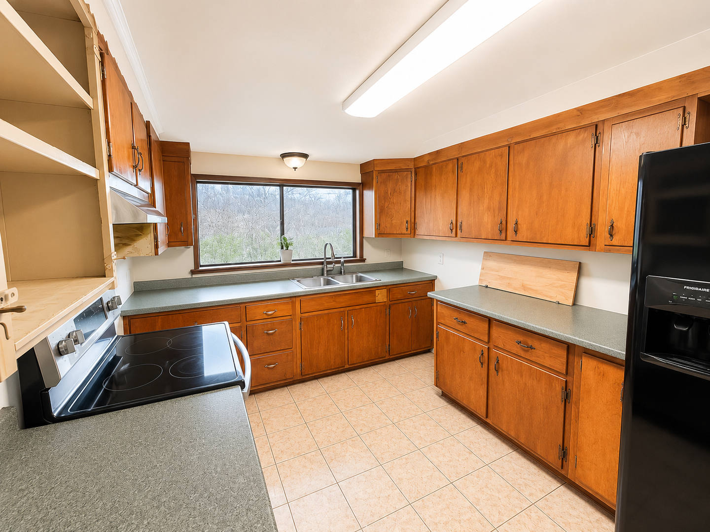 Single-Family Home with 2-Car Garage & Spacious Layout Available – photo 3