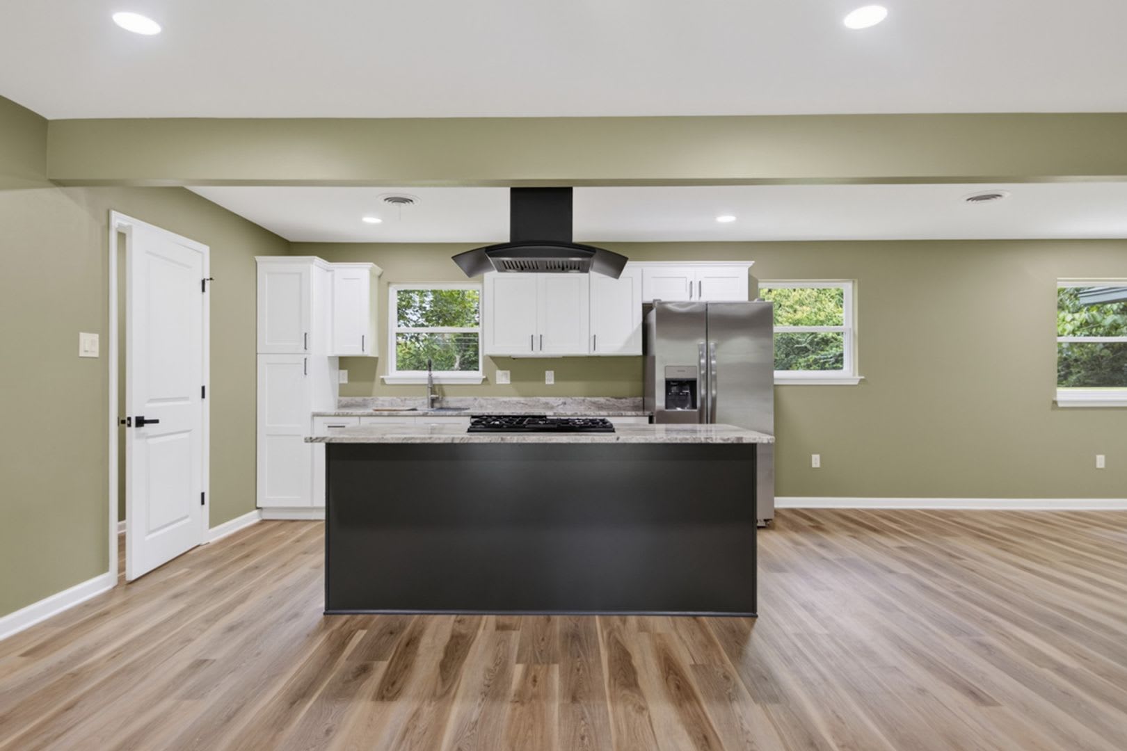 Fully Renovated 4 Bedroom Home With Brand New Kitchen New Flooring Spacious Lot – photo 3