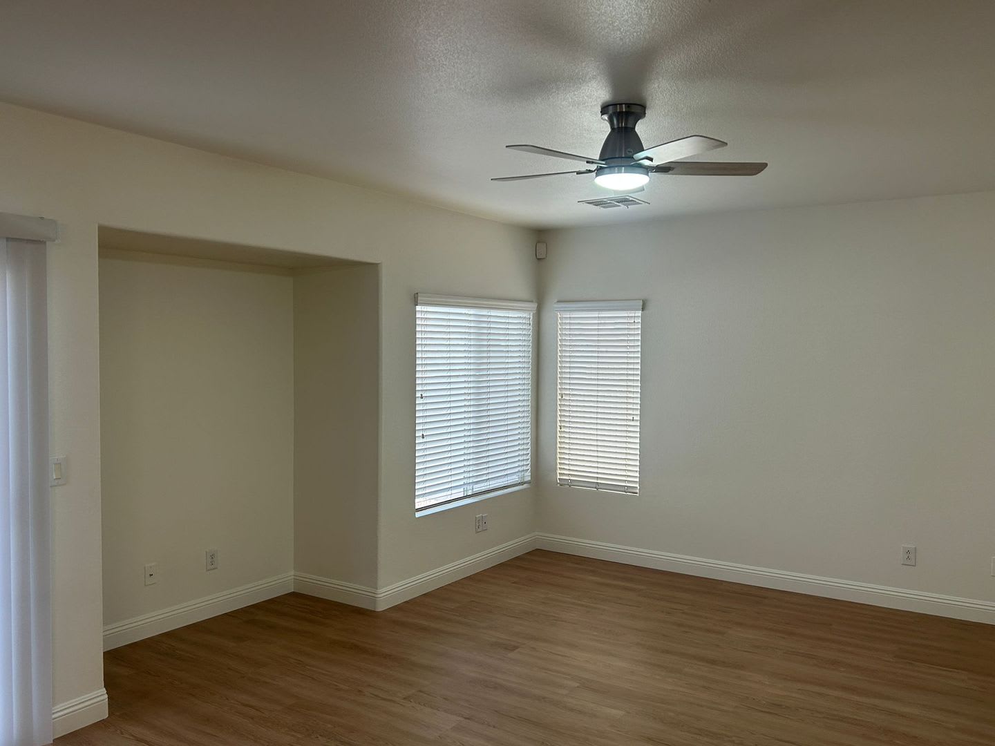 New flooring and freshly painted 4 bedroom home – photo 5