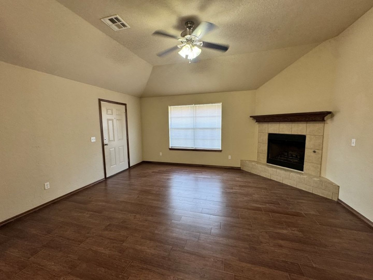 3-bedroom duplex with new carpet in the bedrooms and a 2-car garage ready for move in! – photo 3