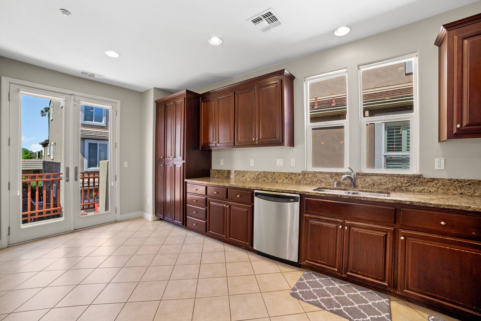 Bright & Spacious Rental Home in Prime Central Location – photo 4
