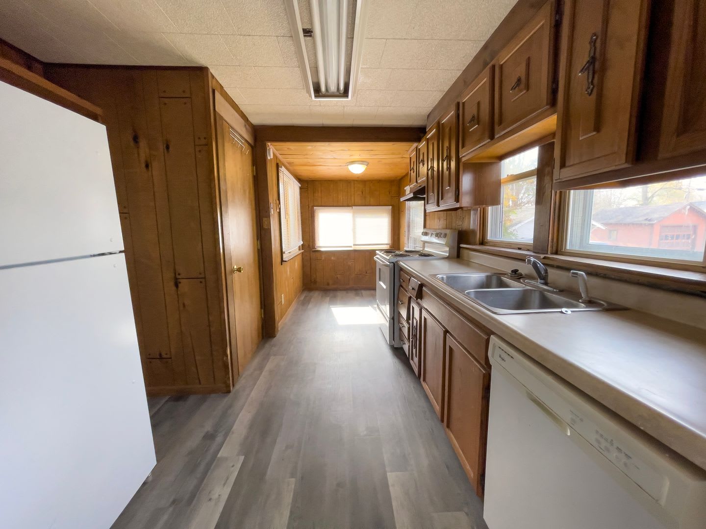 Preleasing For August Convenient Campus Living 4Br With Fenced Yard Covered Parking – photo 5