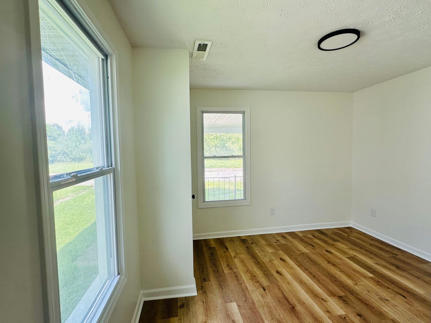Charming 2 BR / 1 BA Duplex with Covered Front Porch – photo 3