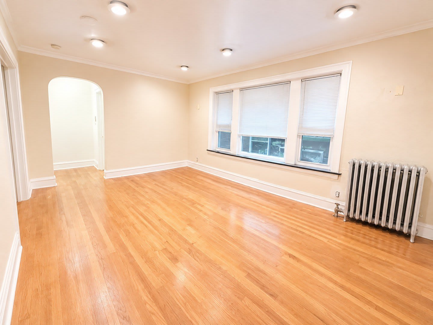 2044 W Farragut Avenue – photo 2