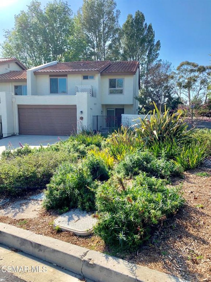 Move in Ready! Sought out Racquet Club Villas – photo 1