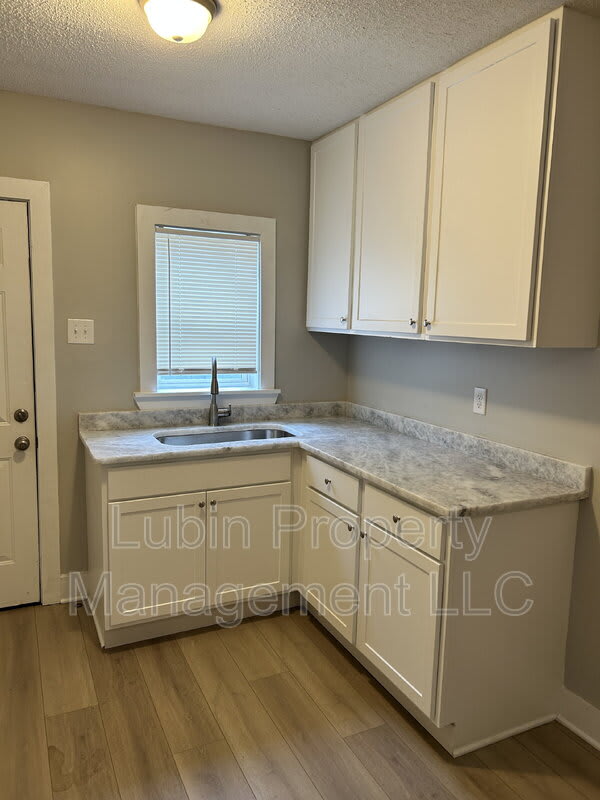 2406 Forest Ave – photo 5