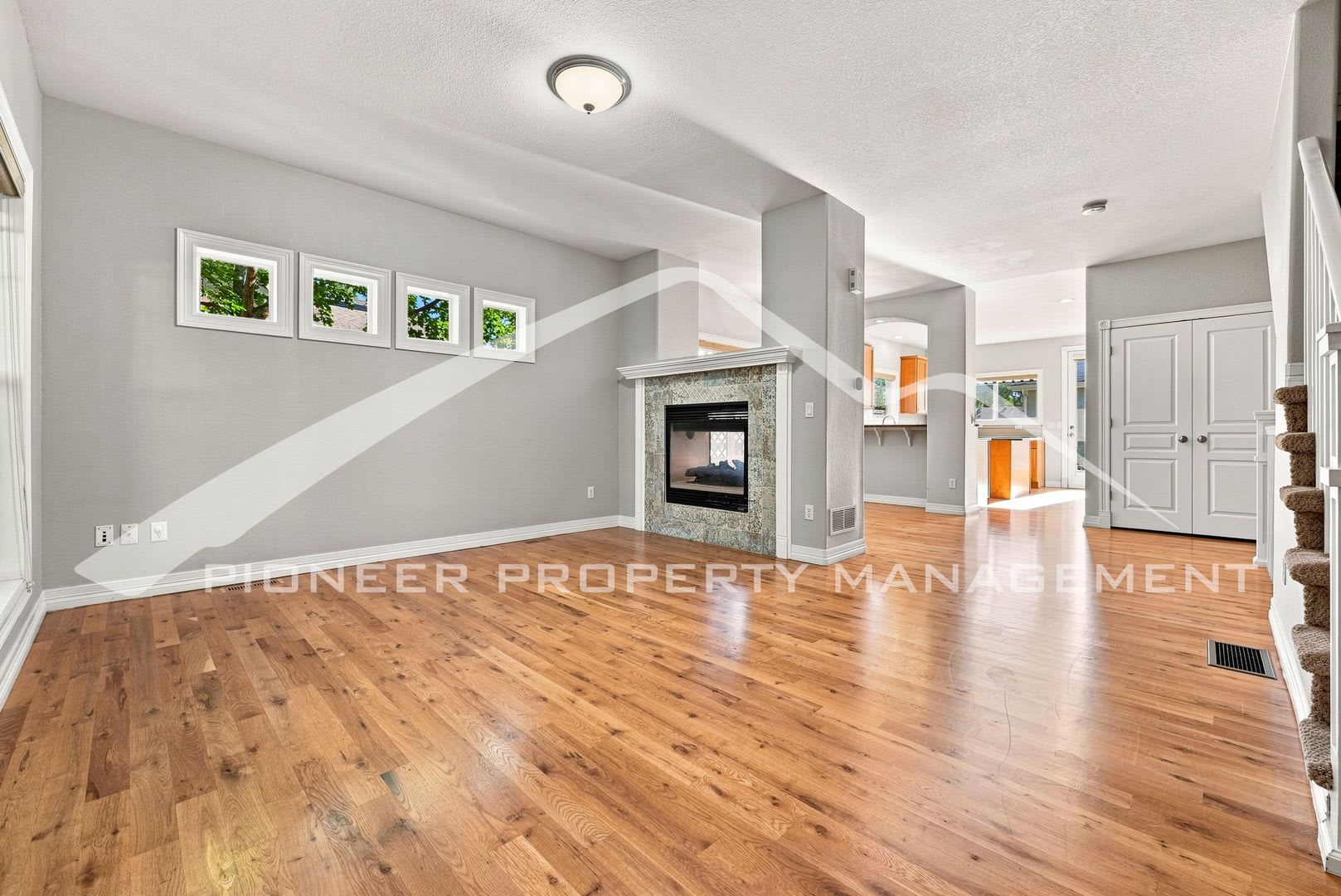 Gorgeous Townhouse With Gas Fireplace And Central Ac – photo 2