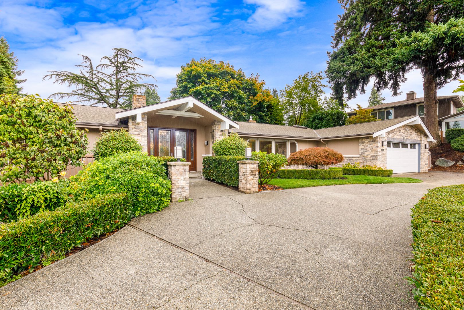 Welcoming Clyde Hill 5 Bedroom 3 Bath Home – photo 2