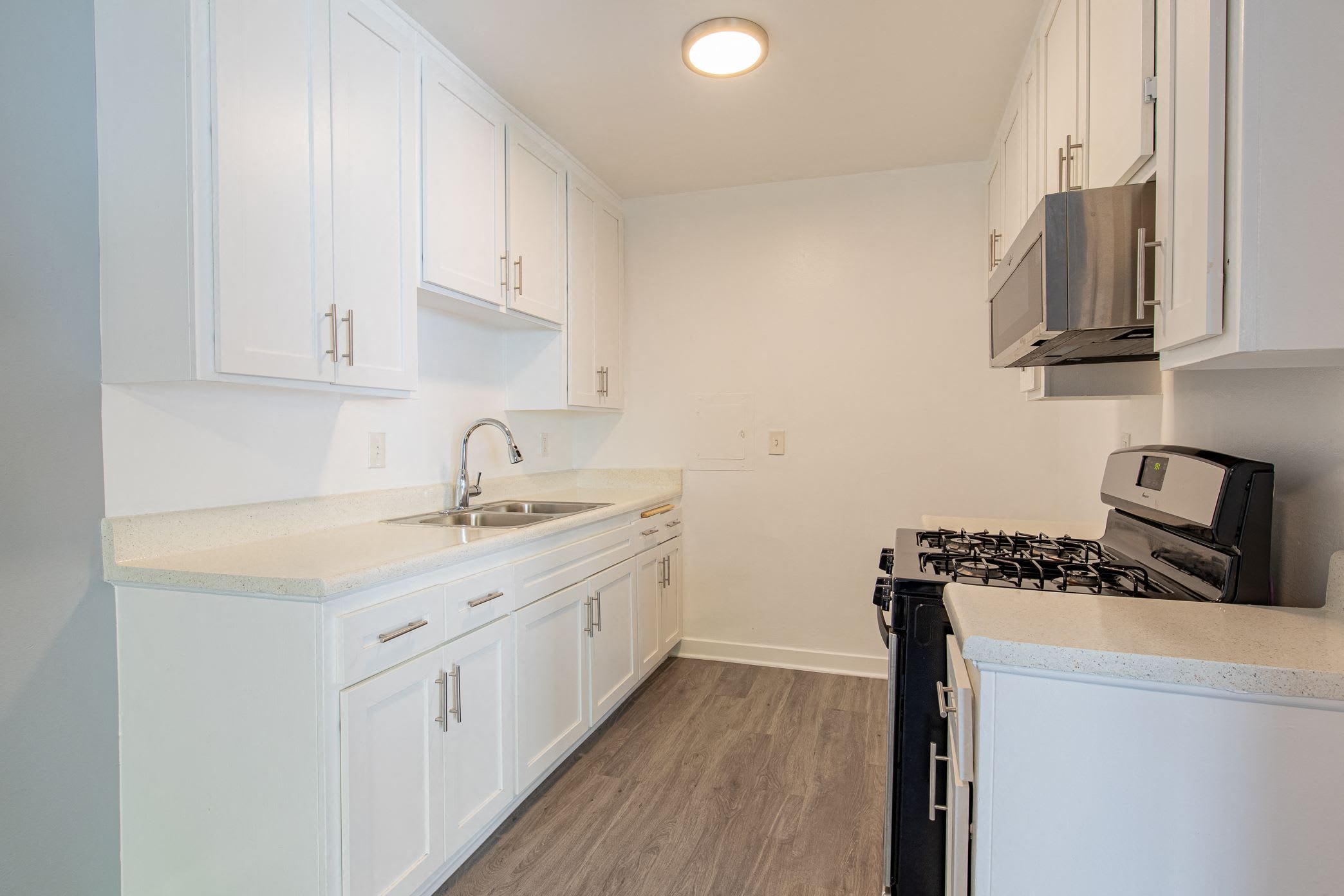 Reseda Continental Apartments – photo 3
