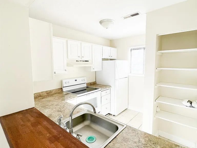 1444 Tenbury Drive 1 – photo 3