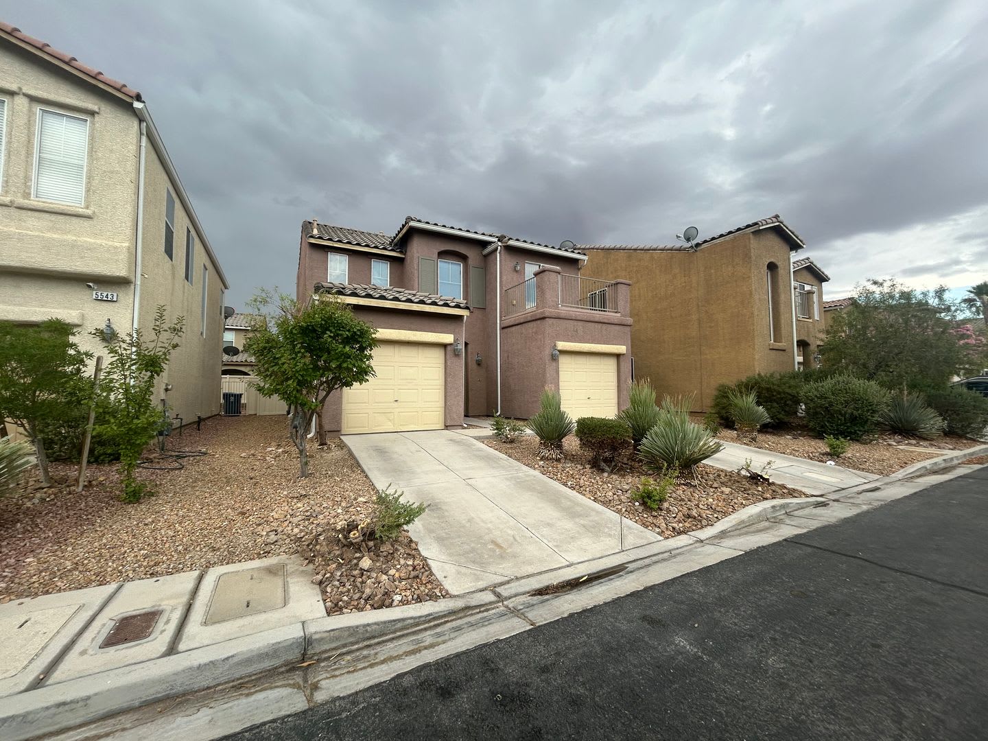 Southwest single family home with split garages – photo 2