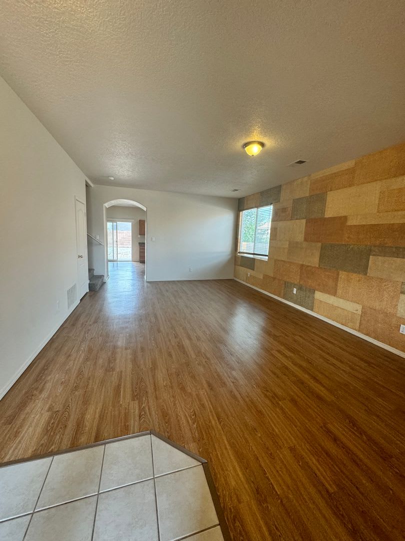4 bed 2.5 bath home in Huning Ranch – photo 2