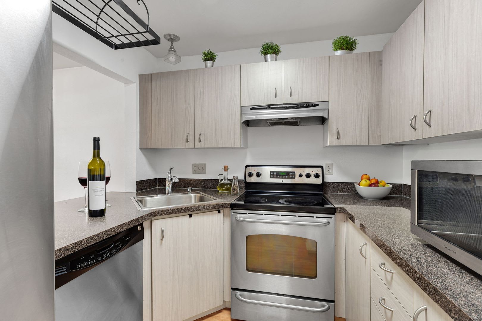2 level condo, 3 decks, Stainless Appliances, 2 parking spots, Water, sewer, garbage included! – photo 2