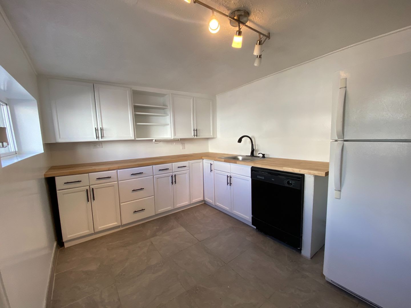 NEWLY RENOVATED 2 BEDROOM IN THE HEART OF BLOOMFIELD! – photo 5