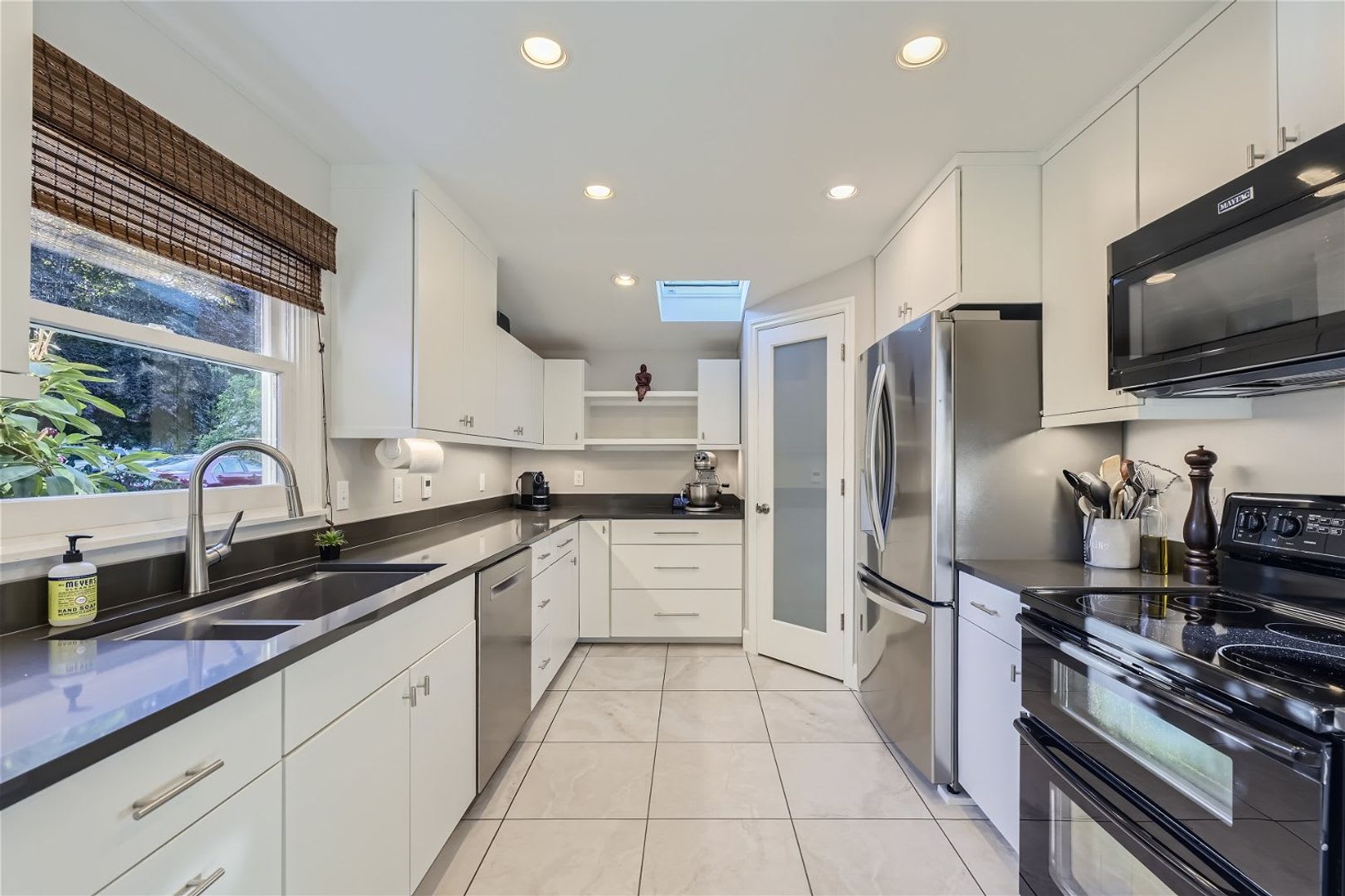 Introducing a spacious 4 bedroom, 2.5 bathroom house located in Bryan Heights! – photo 5