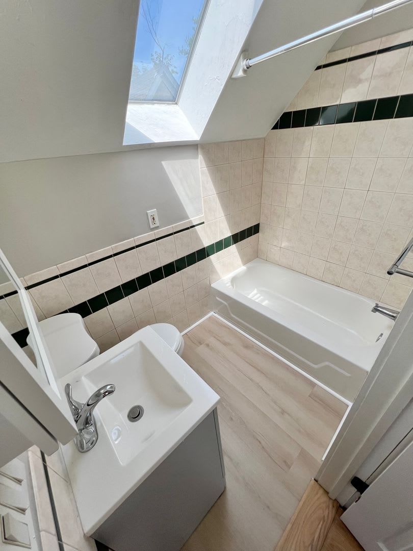Newly Renovated Penthouse Unit – photo 5