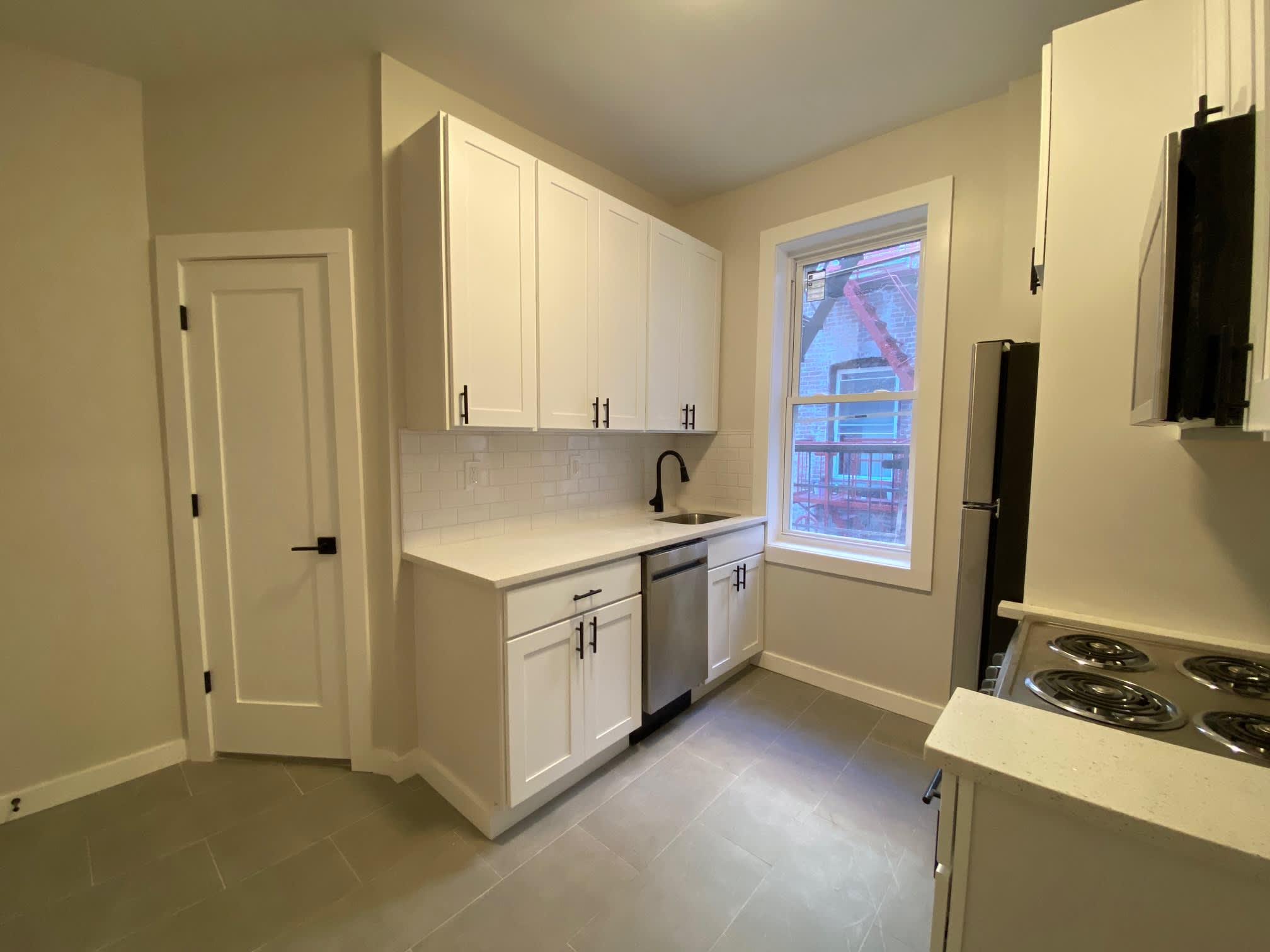 5608 Hudson AveApt 13 – photo 2