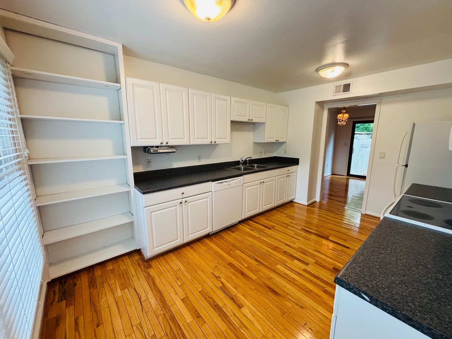 3 Bedroom 3.5 Bathroom Townhouse – photo 3