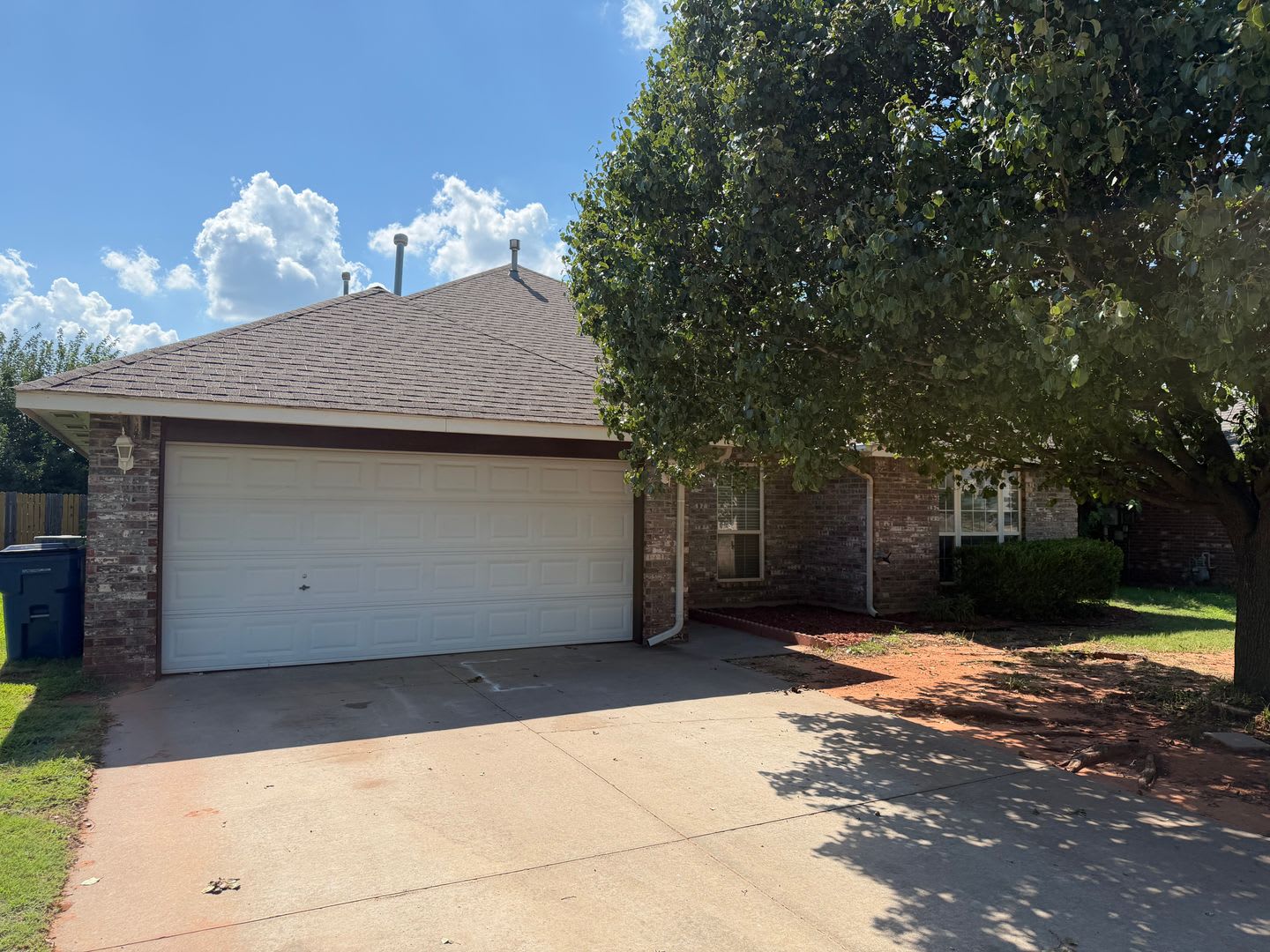 3 Bed 2 Bath Home in Mustang – photo 2