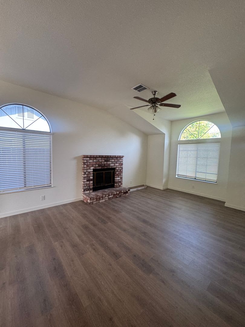 SPACIOUS 4BED / 2BATH HOUSE IN CANDLEWOOD SUBDIVISION OFF SHASTA VIEW – photo 4