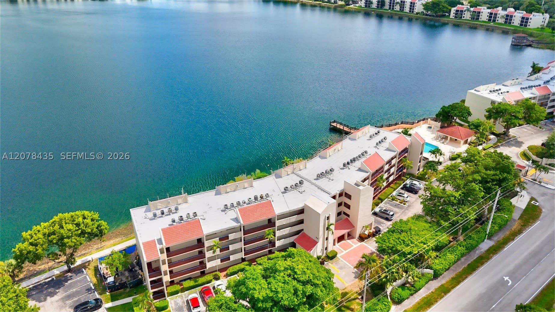 114 Lake Emerald Dr – photo 1