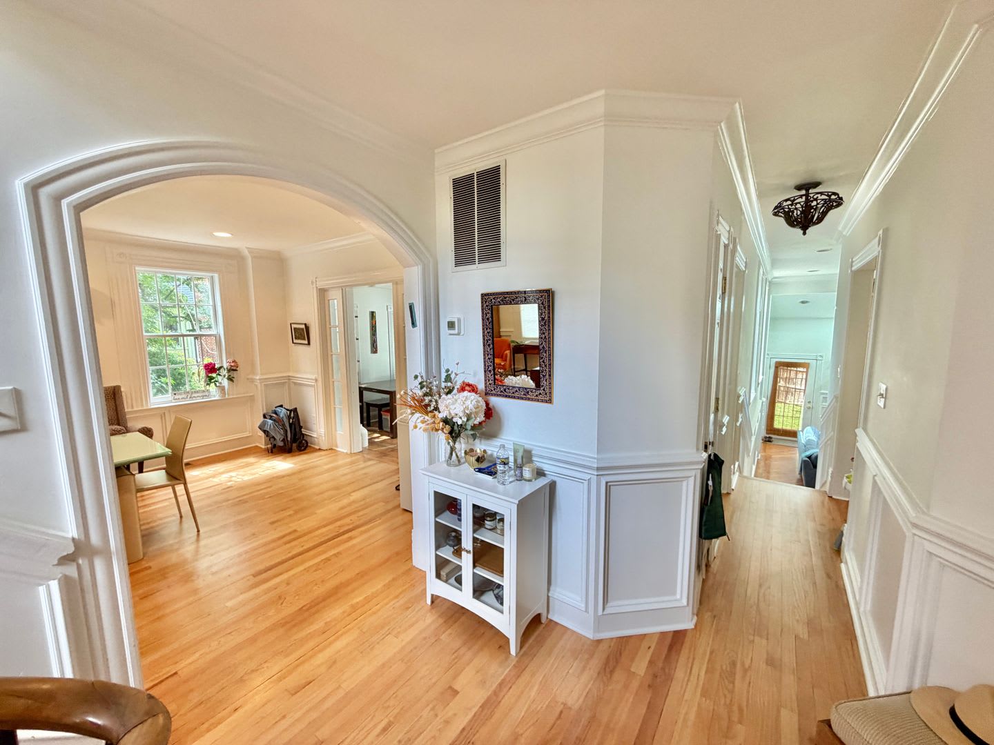 Highly Sought After Shepherds Park Furnished Spacious 4 Bedroom Executive Home with Yard – photo 2
