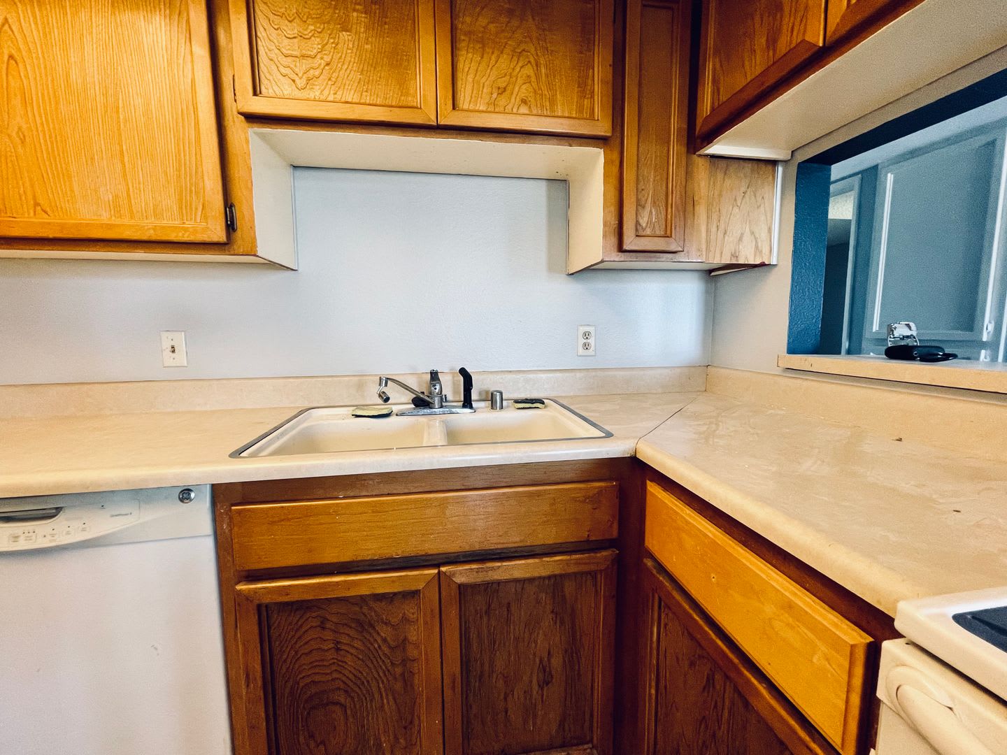 Downstairs Corner 2-Bedroom Condo in Central Las Vegas Location! – photo 3