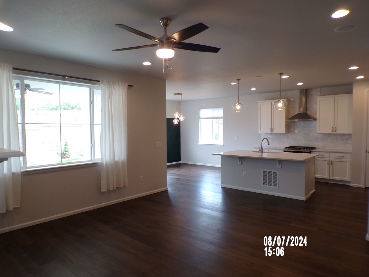 Stunning Home in Castle Rock 4Bedrooms 3.5 Bathrooms! – photo 4