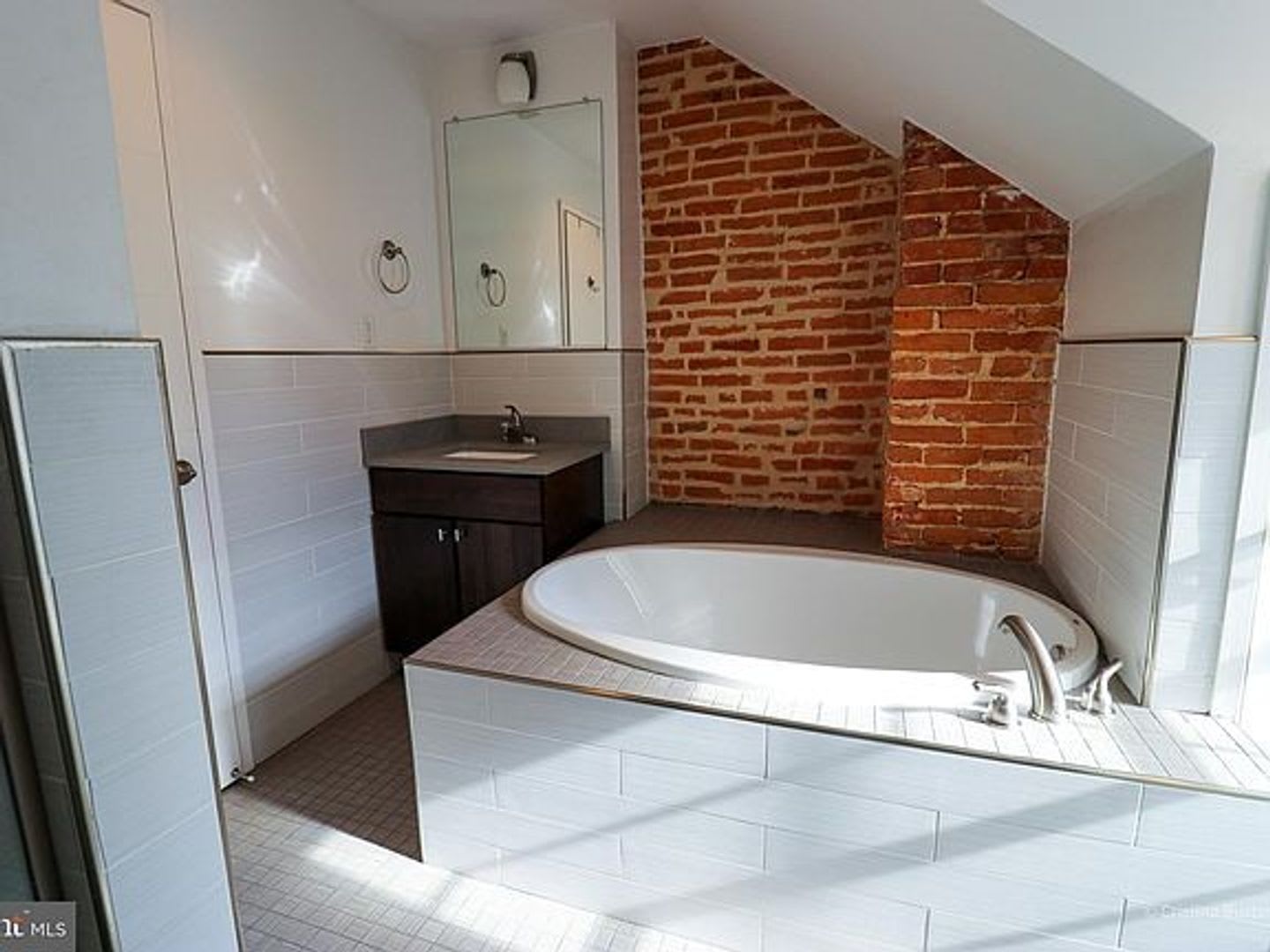 Gorgeous Federal Hill 3bd/2ba with Modern Amenities, CAC, W/D and Upper Deck! Available now – photo 2