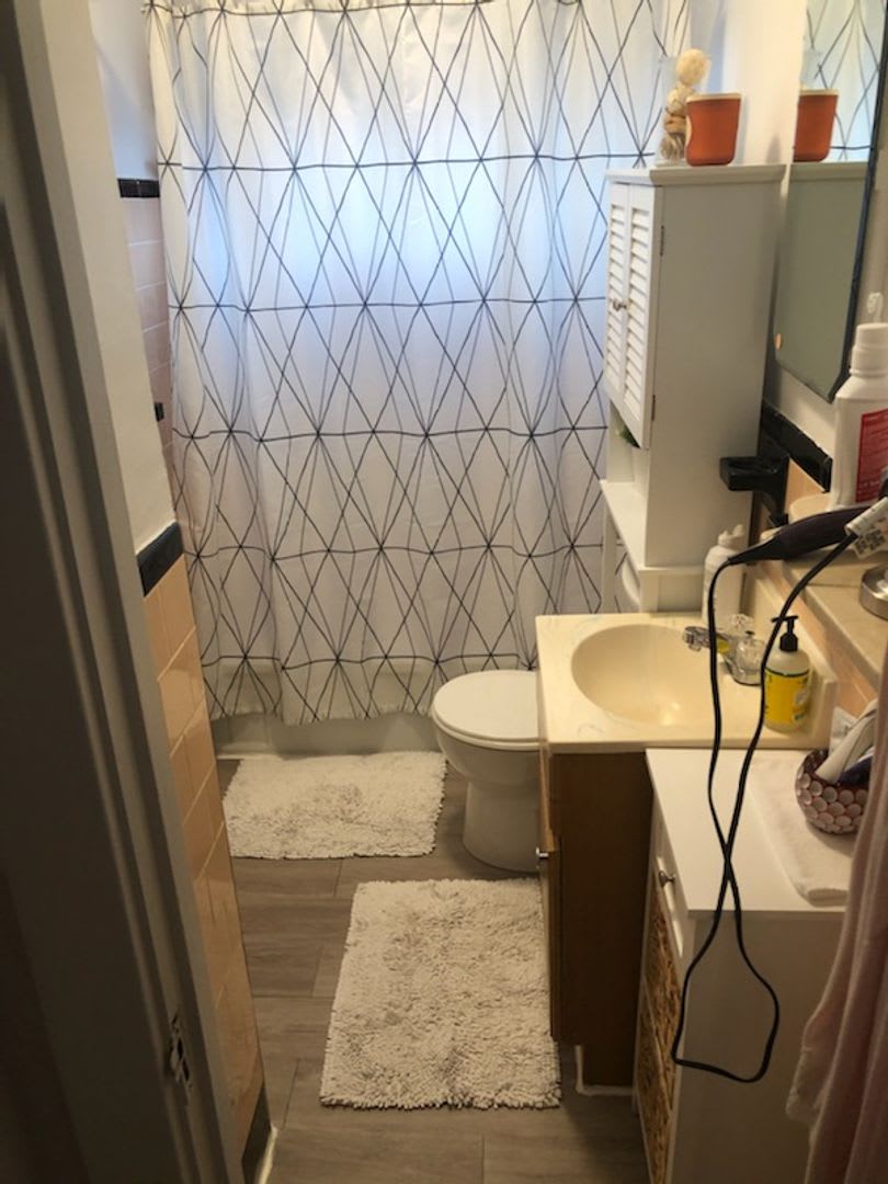 Nicely renovated 1 bed in Oak Square! – photo 4