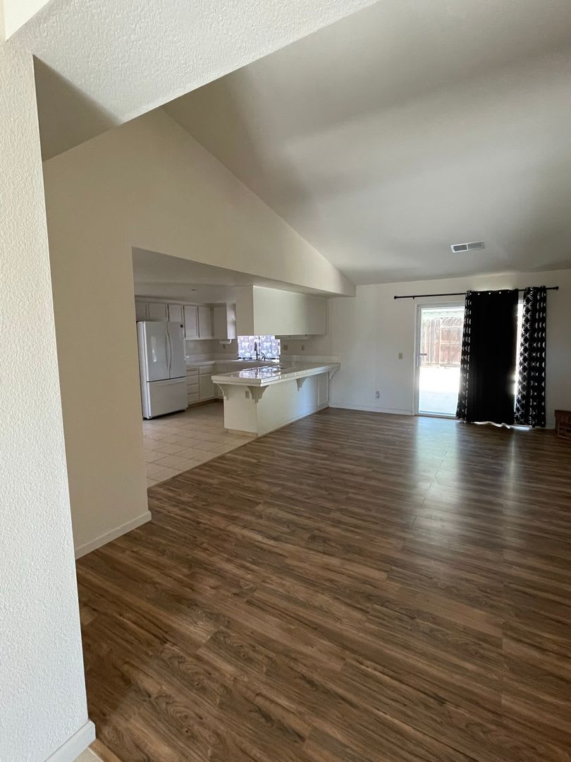 Beautiful 4 bed/ 2 bath home – photo 2