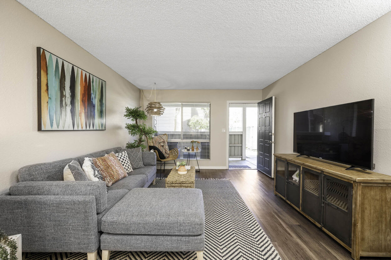 Axiom Tustin – photo 2